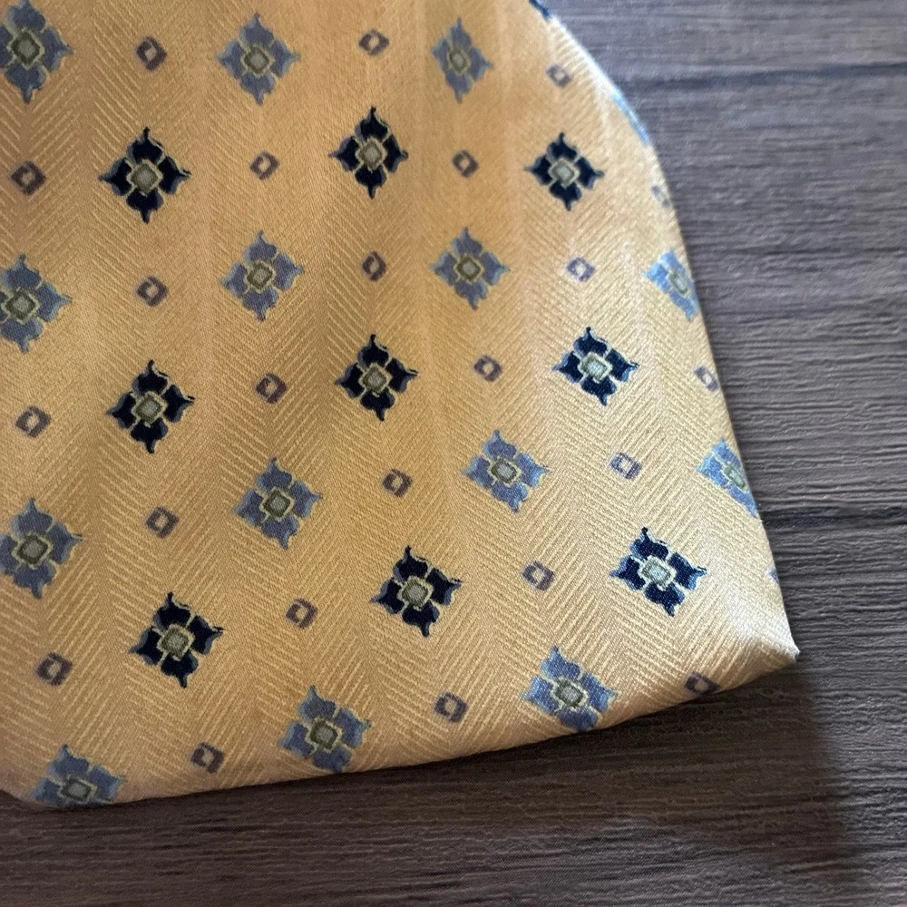 Nautica Geometric Medallion Silk Necktie OS Yellow Mens Classic Professional